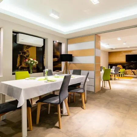 4 I 45 W Willi Jozefina Apartment